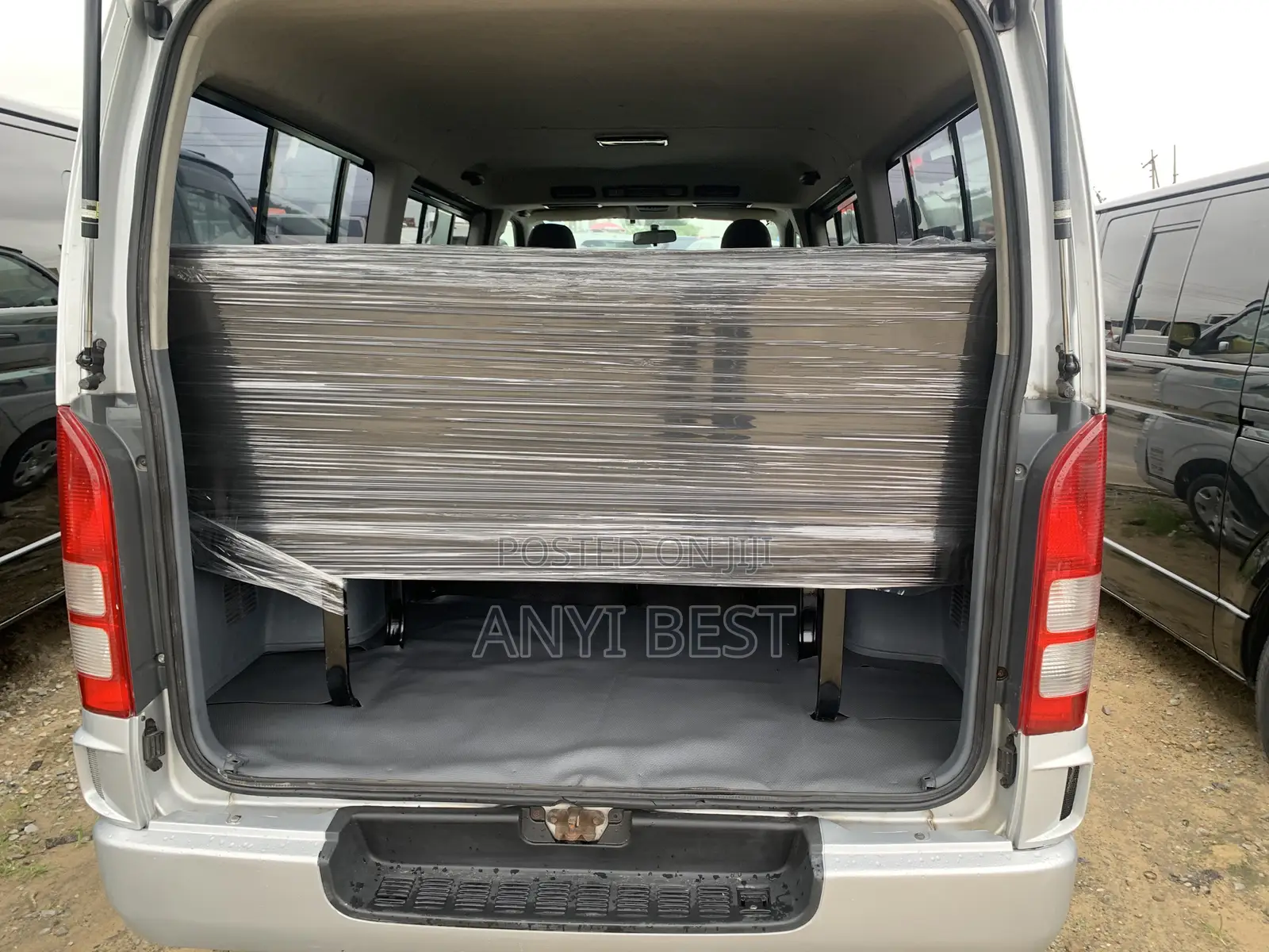 Toyota HiAce 2010 Silver