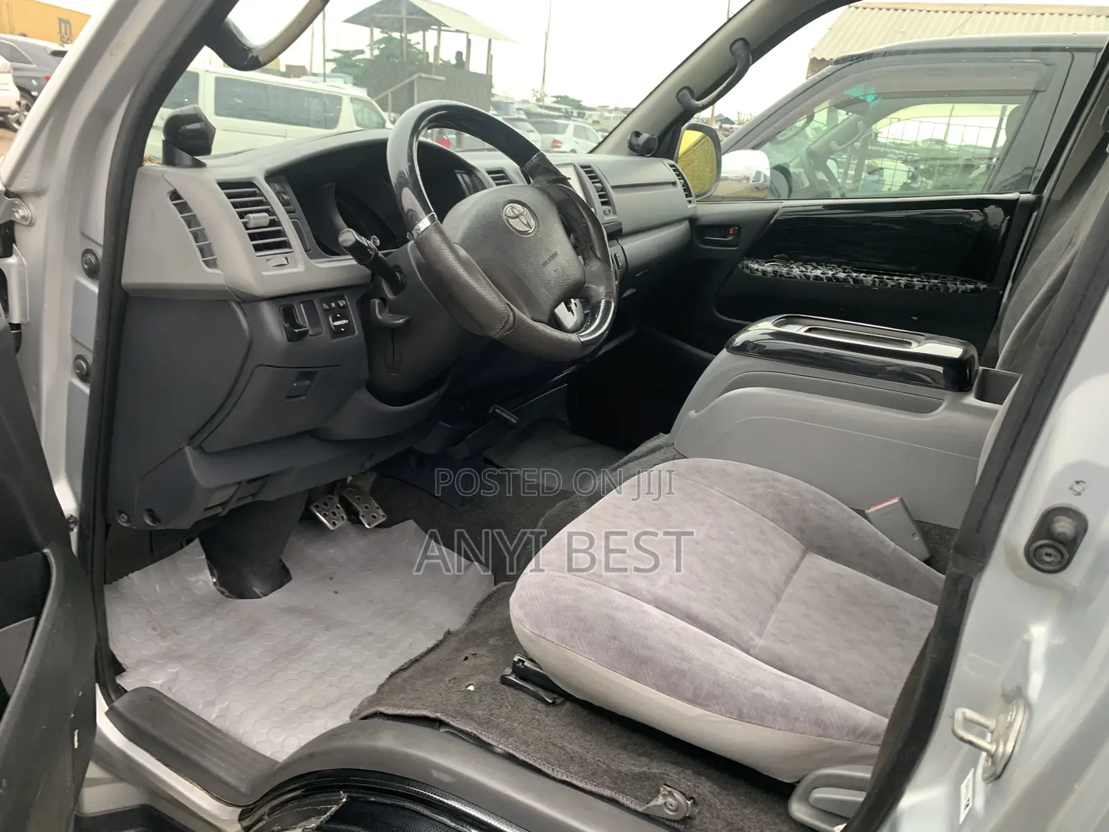 Toyota HiAce 2010 Silver