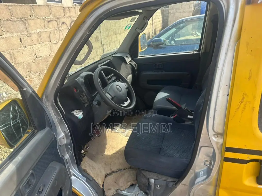 Daihatsu Hijet 2004 Yellow