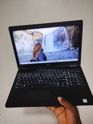 Laptop Dell Precision 15 3520 8GB Intel Xeon SSD 256GB