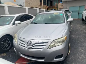 Toyota Camry XLE 4dr Sedan (2.5L 4cyl 6A) 2011 Silver