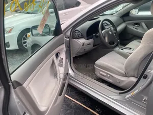 Toyota Camry XLE 4dr Sedan (2.5L 4cyl 6A) 2011 Silver