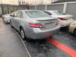 Toyota Camry XLE 4dr Sedan (2.5L 4cyl 6A) 2011 Silver