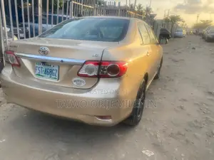 Toyota Corolla L 4dr Sedan (1.8L 4cyl 5M) 2012 Gold