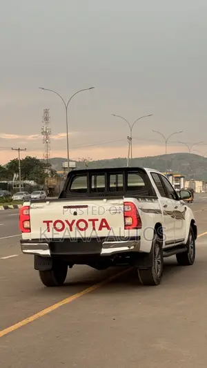Toyota Hilux 2022 White