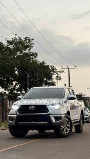 Toyota Hilux 2022 White