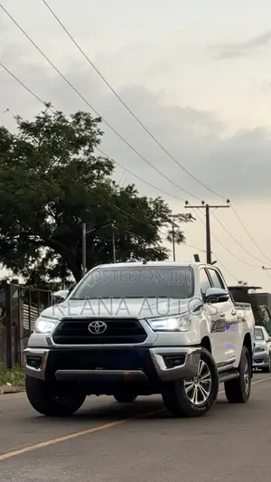 Toyota Hilux 2022 White