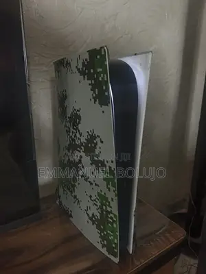 Ps5 Console, 2 Pads, 5 Games.