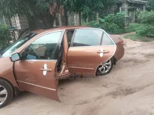 Honda Accord 2005 Gold