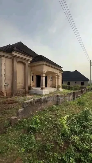 4bdrm Bungalow in Arougba, Airport Rd, Benin City for sale
