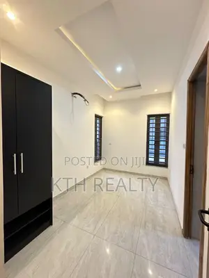 3bdrm Apartment in Lekki for sale