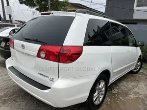 Toyota Sienna LE FWD 2006 White