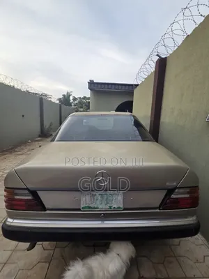 Mercedes-Benz W124 1997 Gold