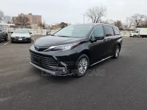 Toyota Sienna XLE 7-Passenger 2025 Black