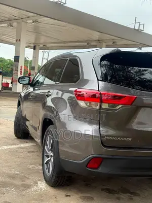Toyota Highlander XLE 4x2 V6 (3.5L 6cyl 8A) 2018 Gray