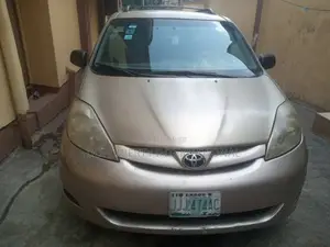 Toyota Sienna XLE AWD 2008 Gold