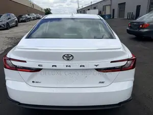 Toyota Camry SE 2025 White