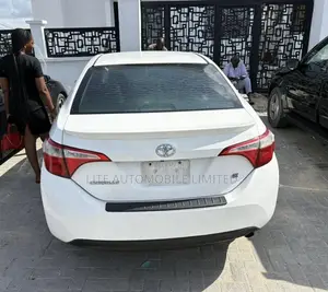 Toyota Corolla LE 4dr Sedan (1.8L 4cyl CVT) 2016 White