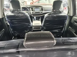 Toyota Highlander XLE 4dr SUV AWD (3.5L 6cyl 6A) 2015 Silver