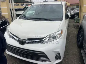 Toyota Sienna XLE Mobility Auto Access (3.5L 6cyl 8A) 2018 White
