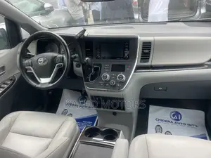 Toyota Sienna XLE Mobility Auto Access (3.5L 6cyl 8A) 2018 White