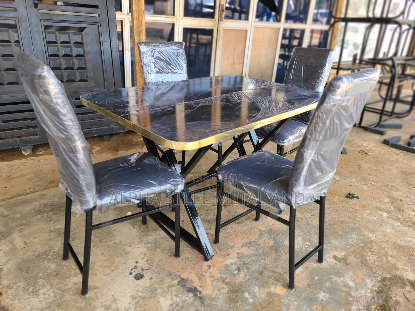 Dinning Table With 4 Chairs