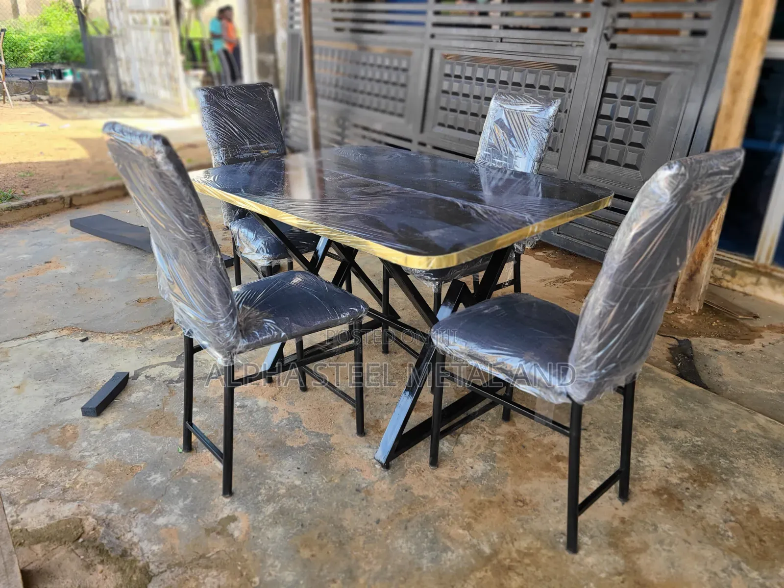 Dinning Table With 4 Chairs