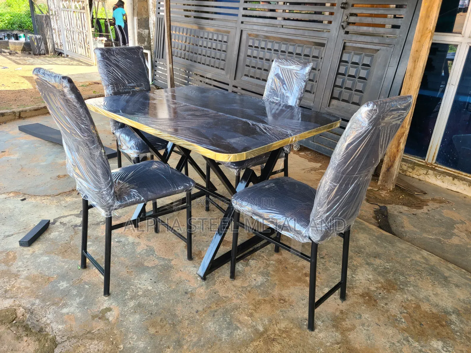 Dinning Table With 4 Chairs