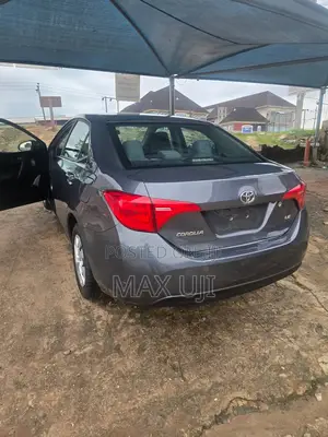 Toyota Corolla LE (1.8L 4cyl 2A) 2018 Blue
