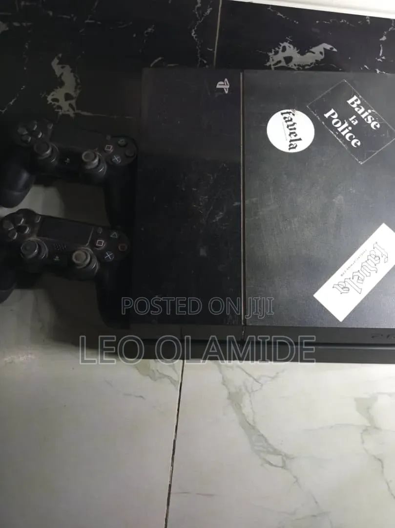 Playstation 4 500gb With 2 Controller, Hdmi Cable, and Flash Drive