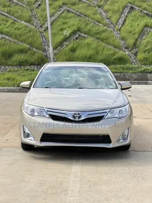 Toyota Camry LE 4dr Sedan (2.5L 4cyl 6A) 2014 Gold