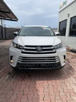 Toyota Highlander XLE 4dr SUV AWD (3.5L 6cyl 6A) 2014 White