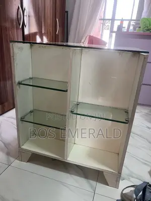 Luxury Dressing Room Island With Glass Display Top