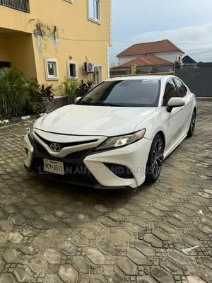 Toyota Camry SE (2.5L 4cyl 8A) 2019 White