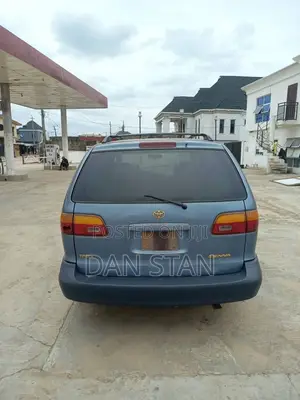 Toyota Sienna 2000 Blue