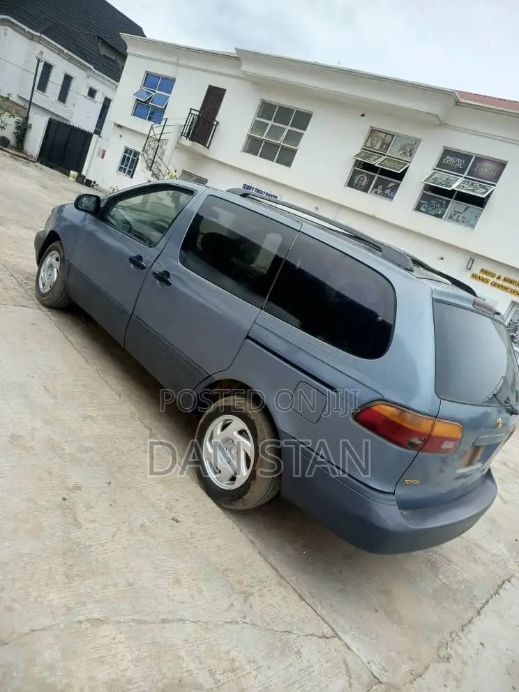 Toyota Sienna 2000 Blue