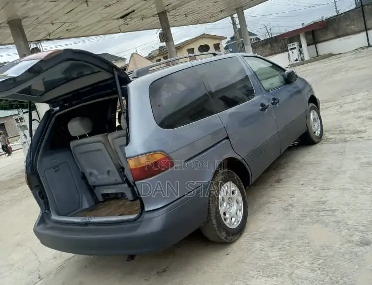 Toyota Sienna 2000 Blue