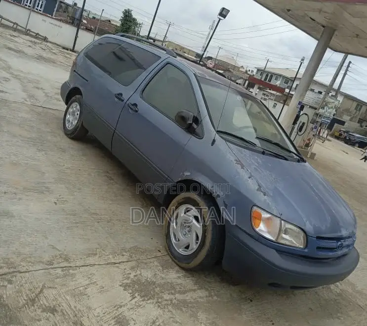 Toyota Sienna 2000 Blue