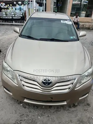 Toyota Camry LE 4dr Sedan (2.5L 4cyl 6A) 2011 Gold