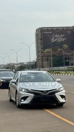 Toyota Camry SE FWD 2020 Silver