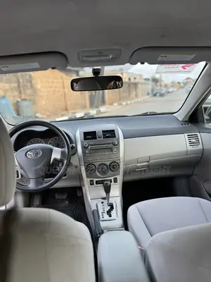 Toyota Corolla LE Special Edition 4dr Sedan (1.8L 4cyl 4A) 2013 Silver