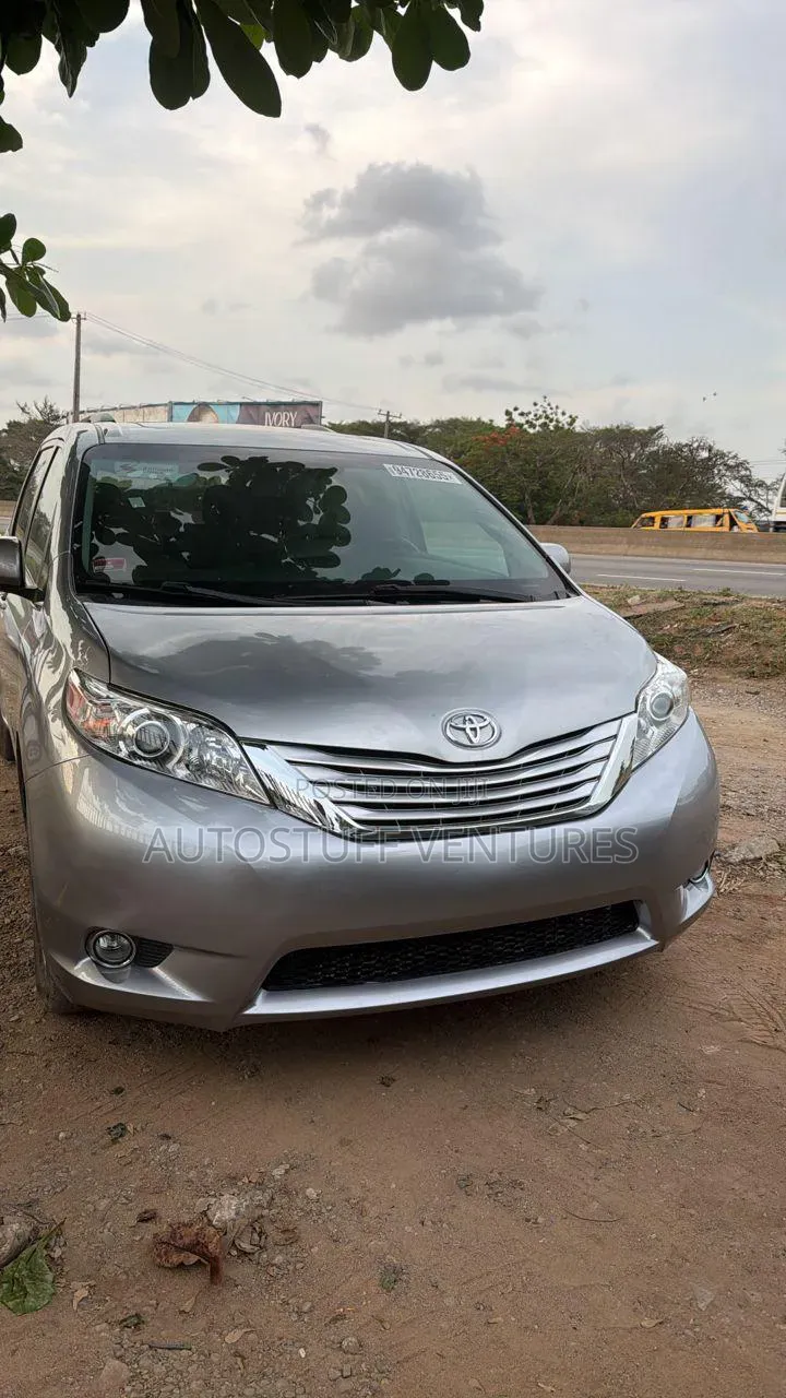 Toyota Sienna 2017 Silver