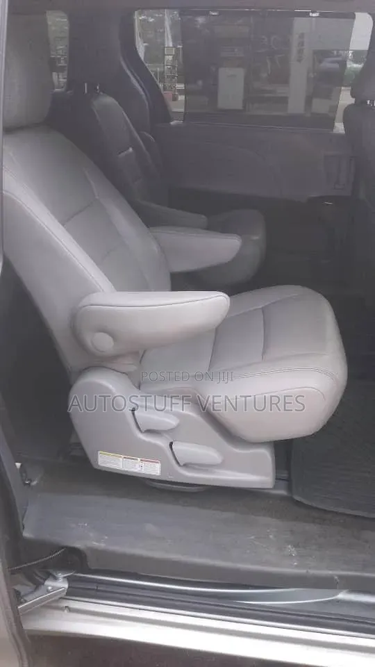 Toyota Sienna 2017 Silver