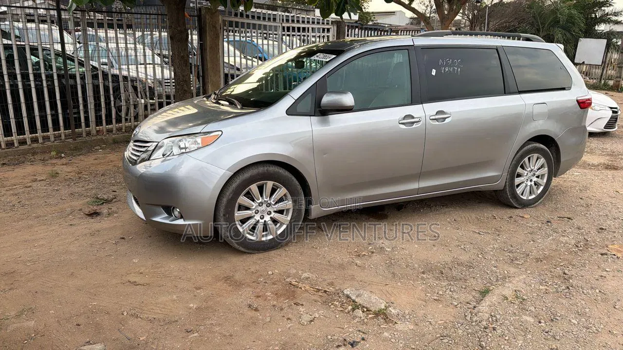 Toyota Sienna 2017 Silver