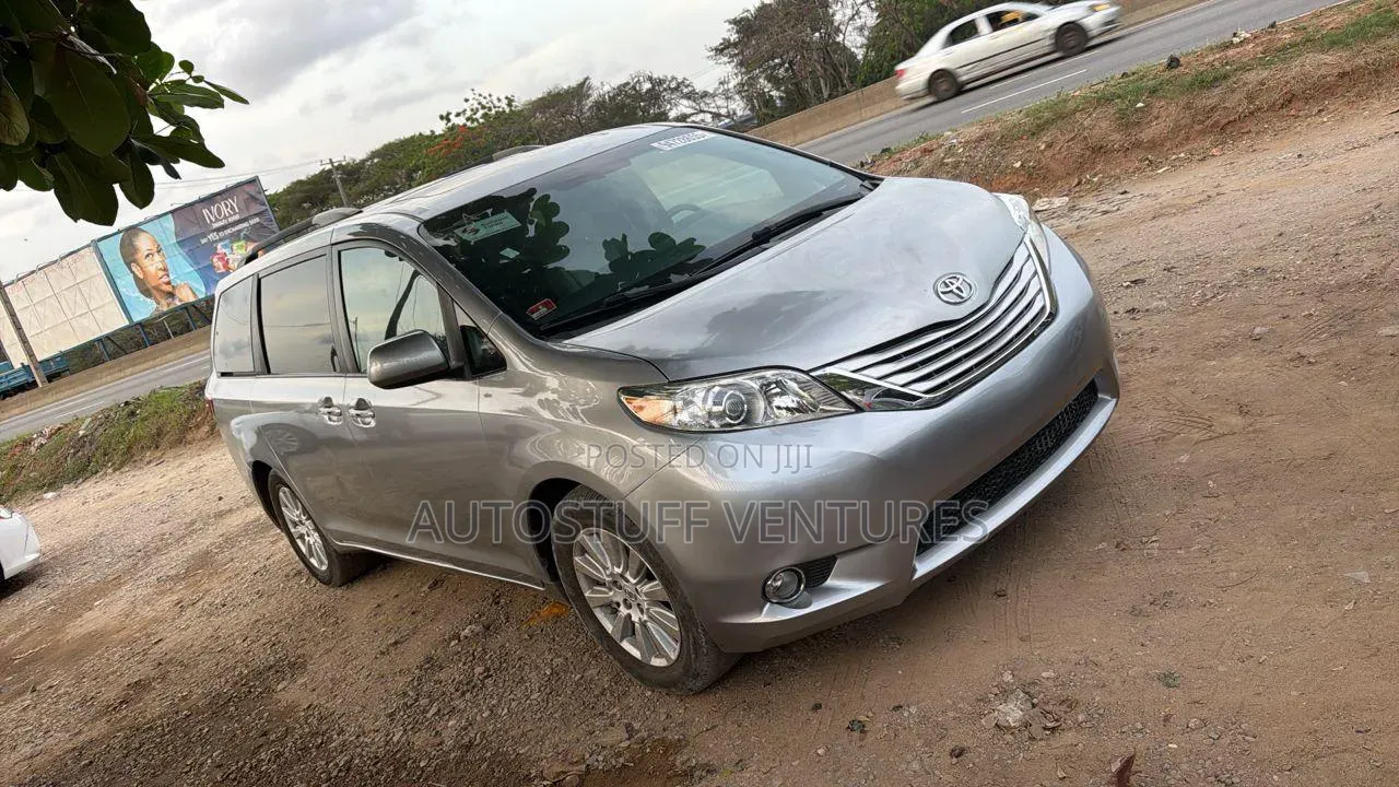 Toyota Sienna 2017 Silver