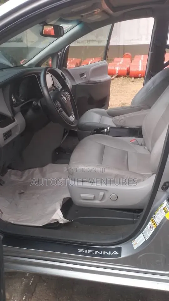 Toyota Sienna 2017 Silver