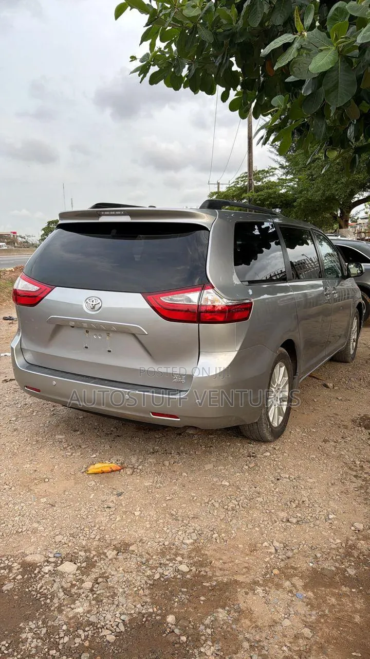 Toyota Sienna 2017 Silver