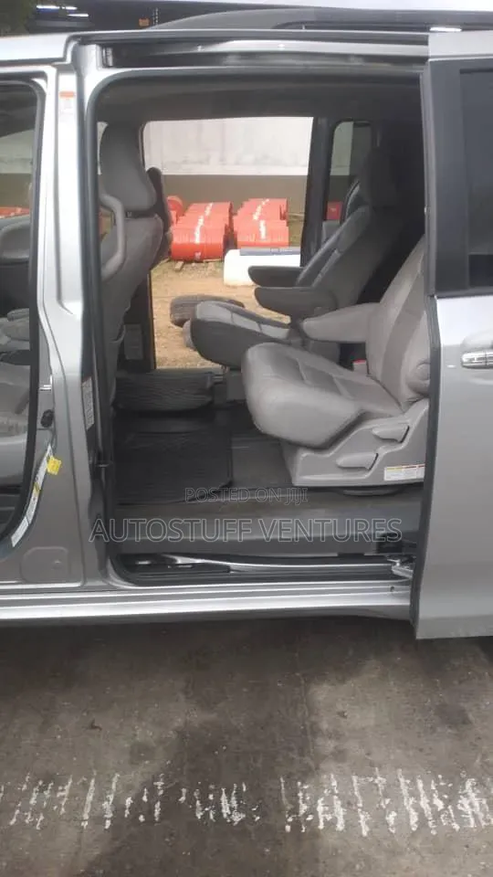 Toyota Sienna 2017 Silver