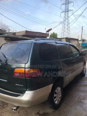 Toyota Sienna 2000 Green