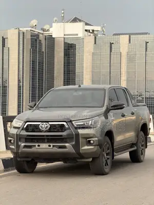 Toyota Hilux 2023 Green